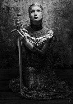 Joan Of Arc Photoshoot, Dress And Armor, Knight Woman Aesthetic, Chainmail Photoshoot, Medieval Weirdcore, Female Knight Photography, Knight Makeup, Medieval Fashion Aesthetic, Gothic Medieval