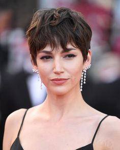 Minimalist Hairstyle, Short Shaggy Haircuts, Haircut Styles For Women, Glamorous Hair, Celebrity Hair, Pixie Hair, Festival Hair