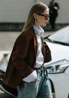 Timeless French Fashion, Suede Jacket Street Style, Cold Weather Chic Outfits, Sprezzatura Women, Americana Style Fashion, Fall Midi Skirt, Interior Design Fashion, Looks Street Style, Looks Chic