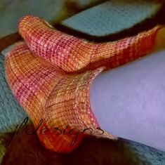 Available as a downloadable PDF Keep your feet and toes warm and toasty with these socks made by Joanna Brandt on the CinDWood 36 peg 3/8" Adult Small/Youth Glove & Sock loom and roughly 170-200 yards of worsted weight yarn (sample uses less than 1 ball of cascade pacific multi in color flame). *These socks make an amazing pair of winter socks to wear with boots or for lighter weight socks you can use dk or sport weight with stretch(#2 or #3). The yarn used for the pattern is important as it nee Loom Knit Socks, Sock Loom, Loom Knitting Pattern, Circle Loom, Loom Board, Knifty Knitter, Peg Loom, Loom Knitting Projects, Knitting Loom