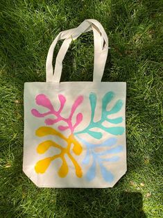 Hand Painted Tote Bags, Diy Bag Painting, Hand Painted Bags, Hand Bags Ideas, Diy Tote Bag Design, Handpainted Tote Bags, Totes Ideas, Bags For Ladies, Tods Bag