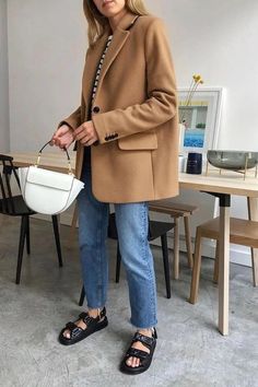 Mode Dope, Camel Blazer, Dad Sandals, Elegante Y Chic, Jumper Outfit, Outfit Vintage, Blazer Outfit, Sandals Outfit, Outfit Jeans