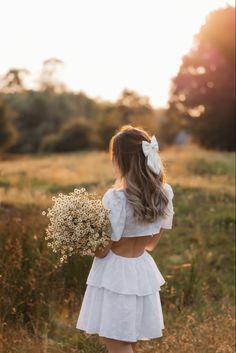 Picnic Photo Shoot, Senior Photoshoot Poses, Wildflowers Photography, Western Photo, Beautiful Photoshoot Ideas, Senior Photo Outfits, Nature Spring, Glam Photoshoot