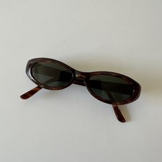 Diese schicke Katzenaugen-Sonnenbrille ist ein echter Klassiker für jeden Tag. Brauner Schildpatt-Rahmen mit schwarz getönten Gläsern. Dieser Stil ist unisex. Echte Vintage Sonnenbrille aus den 90er Jahren. - 400 uv - neuwertiger Vintage aus den 90er Jahren - inklusive Sonnenbrillenbeutel Maße: Fassungsbreite: 137mm Linsenbreite: 50mm Linsenhöhe: 21mm Steg: 17mm Armbügel: 140mm Affordable Brown Cat Eye Sunglasses, Sunglasses 90s Vintage, Cute Sunglasses Aesthetic, Trendy Sunglasses 2024, 90 Sunglasses, Tiny Sunglasses, Channel Sunglasses, Glasses Sun, 90s Sunglasses