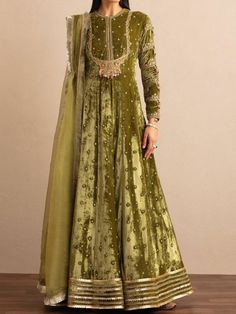 ✨Beautiful and elegant velvet anarkali suit for all size women, embellished with pearl, beads and sequens hand work long anarkali for mehendi, wedding,and party. Green velvet floor length anarkali has beautiful embroidery over the neck and sleeves, it has small motifs all over the flair with lace border at the bottom. Dupatta has zari and lace border on all four sides ✨This dress can be customise in any other colour and in all size, please contact us regarding any changes if you want.We will mak Anarkali Gown Floor Length, Velvet Dress Designs Gowns, Lengha Dress, Velvet Anarkali, Velvet Suit Design, Dress For Plus Size, Mehendi Outfit, Outfit Suit, Velvet Dress Designs