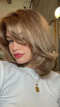 New Hair Inspiration, Medium Length Haircut With No Layers, Blonde Hair On Short Hair, Medium Short Length Haircut With Layers, Hair Cuts For Short Hair With Layers, Blond Hair Ideas Short, Layers For Short Length Hair, Brunette Layered Bob, Medium Cut Hair