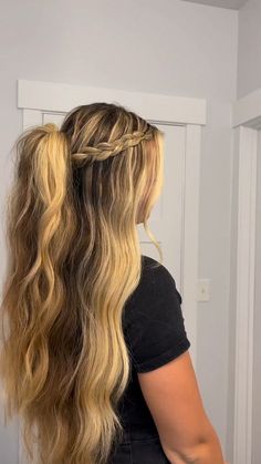 Cute Hairstyles With Curled Hair Simple, Hair Inspo Extensions, Easy Hairstyles For Senior Pictures, Casual Hoco Hairstyles, Cutest Hairstyles For Long Hair, Cute Hair Styles For Home Coming, Styles For Hair Extensions, Easy Hair To Do On Yourself, Half Up Thick Hair