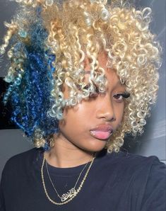 Two Color Curly Hair, Blonde And Blue Hair Black Women, Blonde And Blue Curly Hair, Blue With Blonde Hair, Light Blue Curly Hair, Blond And Blue Hair, Cool Dyed Hair Ideas, Natural Blue Hair, Curly Colored Hair