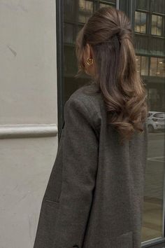 Fall #inspo styles Classic Brown Hair Color, Winter Hair Lengths, Glaze Before And After Hair, Tip Out Highlights, Dark Brown Hair With Highlights Low Maintenance, Long Bridal Hair With Flowers, Vintage Brunette Hair, Vintage Haircut For Long Hair, Classy Brown Hair