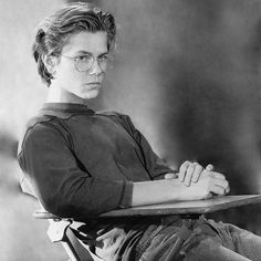 River Phoenix 90s, Phoenix Photo, Christine Lahti, 얼굴 드로잉, Photographie Portrait Inspiration, Corte De Cabelo Masculino, Human Poses