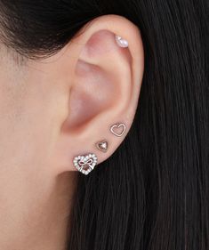 ✨ Adding a touch of love with my heart studs! Shop now! 💕

#oumojewelry #earpiercing #earstyling #earrings #piercingjewelry