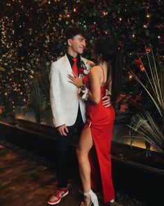 Red Prom Dress And Date, Red Prom Photoshoot, Red And White Prom Couples, Red Dress And Suit Couple, Red Prom Dress With Date, Red Tux Prom, Cute Prom Photos, Prom Matching Couples