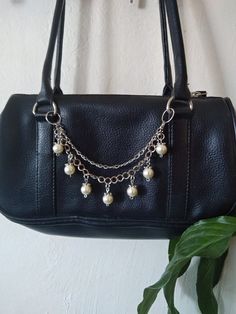 Classy and elegant with a bold, feminine style! Sure to add a special touch to your bag. Material: - High quality glass pearls pictured in ivory/off white - Your choice of silver- or gold stainless steel metal  Opens with two silver/gold rings on top. Measurements: 7.5 inches Custom orders are welcome! Just send me a message. Necklaces:  https://www.etsy.com/shop/SamanthaMorta?section_id=39560882 Bracelets: https://www.etsy.com/shop/SamanthaMorta?section_id=112370 Back to Shop Home Page>> https: Pearl Purse, Handmade Gifts For Friends, Chunky Pearls, Silver Bags, Bridesmaid Bags, Charm Chain, Gold Bag, Gold And Silver Rings, Handbag Charms