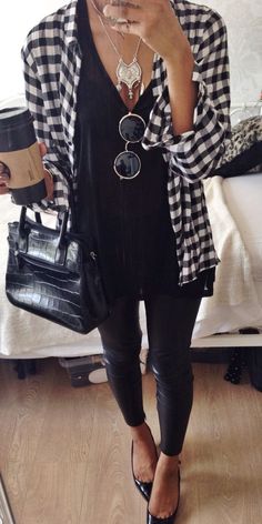 O branco e preto é clássico, mas os acessórios muda tudo Mais Plaid Flannel Shirt Outfit, Outfit Nero, Flannel Shirt Outfit, Olivia Palermo, All Black Outfit, Looks Style, Mode Inspiration, Hippie Style, Fall Winter Outfits