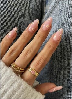 inspo spring nails nail design flowers daisy acrylic gel nails rings pink naturel Anc Nails, Pink White Nails, May Nails, Daisy Nails, White Nail Designs, Neutral Nails, Floral Nails, Flower Nails