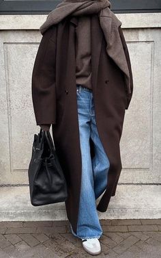 Modern Academia Fashion, Cphfw 2023, Brown Coat Outfit, Stile Blair Waldorf, Adrette Outfits, Fest Outfits, Chicago Fashion, Looks Party, Brown Coat