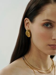 Step into a world of elegance with our Spiral Stud Earrings. These gold-textured, geometric beauties bring a touch of abstract art to your everyday look. Their unique circle design spirals with charm, making them a perfect gift. Stud Earrings Unique, Charm Making, Swirl Design, Circle Design, Gold Texture, Everyday Look, My Jewellery, Women's Earrings, Swirl