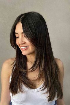 Chest-Length Brunette Straight Hair with Butterfly Layers and Middle Part Black Hair Haircuts, Trendy Layered Hairstyles, Dunner Wordend Haar, Haircuts For Medium Hair, Edgy Hair, Haircuts Straight Hair