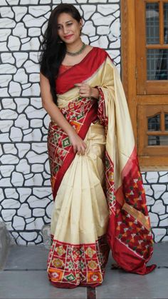 Phulkari Saree, Ikat Dupatta, Saree Blouse Neck Designs, Wedding Saree Collection, Ikat Dress, Ikkat Pattu Sarees, Simple Sarees, Wedding Saree Indian, Embroidered Blouse Designs