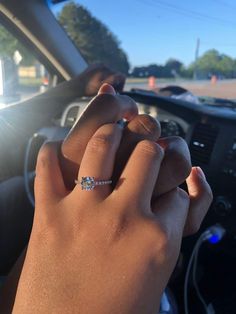 Engagement Photos Of Hands, Anillo Aesthetic, Mains Couple, Engagement Ring Photography, 90s Ootd, Engagement Ring Pictures, Cute Images For Dp