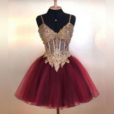 Gold Dama Dresses, Vestidos Color Vino, Red Quinceanera Dresses, Dama Dresses, Quince Dress, Short Homecoming Dress, Lace Homecoming Dresses, Beaded Gown, Quince Dresses