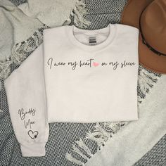 Wir stellen unser pawsitively personalisiertes 'Heart on Sleeve' Sweatshirt vor, das exklusiv für Tierliebhaber wie Sie entworfen wurde. Wir verstehen, dass unsere pelzigen Freunde einen besonderen Platz in unseren Herzen haben, und jetzt können Sie diese Liebe der Welt auf clevere und stilvolle Weise zeigen. Mit Sorgfalt und aus kuscheligen Materialien gefertigt, hält dieses Sweatshirt nicht nur warm, sondern wird auch zu einem bedeutungsvollen Statement-Piece. Mit dem Namen Ihres Pelzbabys, de Heart On Sleeve, Heart On My Sleeve, Nana Shirts, Dog Sweatshirt, Dog Mom Shirt, Mama Sweatshirt, Dog Mom Gifts, Heart On, Pet Lovers