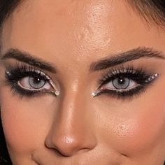 Winged Eyeliner With Rhinestones, Simple Righnstone Makeup, Rhinestone Wing Makeup, Eyeliner With Gems, Maquillage Euphoria, Simple Rhinestone Makeup, Makeup Wings, Gem Makeup, Eyeliner Eyelashes