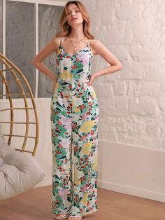 This Floral Print Cami Jumpsuit Without Belt is perfect for making a bold style statement. Its beautiful multicolor floral print captures the essence of boho fashion while its sleeveless design and spaghetti straps make it perfectly suited for summer days. Crafted from non-stretch woven fabric, this jumpsuit has a high waistline with a regular fit that flatters your figure. The backless detail adds an extra touch of charm and it’s fully lined with polyester fabric to keep you comfortable all day long. With its versatile style, this cami jumpsuit looks great on any occasion! Features: Color: Multicolor Style: Boho Pattern Type: Floral, All Over Print Details: Backless Length: Long Type: Cami Fit Type: Regular Fit Neckline: Spaghetti Strap Sleeve Length: Sleeveless Waist Line: High Waist Fab Boho Mode, Comfy Jumpsuits, Cami Jumpsuit, Mode Boho, Plunging Neck, Clean Body, Boho Patterns, Bold Style, Its Beautiful