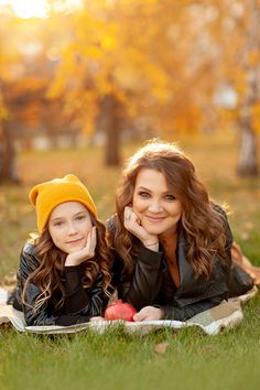 Gifts Basket Ideas, Mother's Day Gifts From Kids, Mothers Day Photoshoot, Mommy And Me Poses, Mother Daughter Photography Poses, Mom Daughter Photos, Autumn Photography Portrait, Mommy Daughter Photoshoot, Mother Daughter Poses