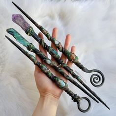 Varita mágica Harry Potter Wands, Crystal Wands, Seni Dan Kraf, Witchy Crafts, Fantasy Props, Magical Jewelry, Witch Aesthetic, Crystal Wand