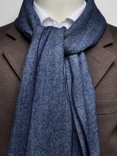 Men’s winter scarves – Wool winter scarf
A warm winter scarf in premium woven wool is a stylish accessory that is essential when the temperature drops. A winter scarf of a different color than your coat or jacket will lift your outfit, and you do not have to worry about freezing in the cold. Made in Italy.

Material: 100% Wool Scarves Men, Winter Scarves, Scarf Wool, Wool Winter, Blazer Shirt, Knit Blazer, Scarf Men, Merino Wool Sweater, Clothing Care