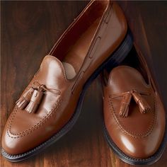 Classic Leather Oxfords With Tassels, Classic Leather Moccasins With Tassels, Classic Tassel Slip-on Loafers, Classic Leather Tassel Loafers, Classic Slip-on Moccasins With Tassels, Classic Leather Business Shoes With Tassels, Classic Formal Leather Shoes With Tassels, Classic Tassel Loafers With Leather Sole For Galas, Wingtip Tassel Loafers For Galas With Leather Lining