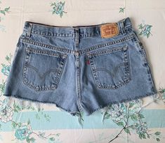 "Amazing vintage early 00's Levi's high waist cut off shorts! 🔥Bootylicious🔥Three front inner pockets, two classic Levi's back pockets with a Red Levi's tab on right pocket and a levis tag. 550 relaxed style. Medium/Light wash denim, nicely worn in❣️ Label: Levi's 550 Material: 100% cotton Era: '00- '03 Waist: 35\" Rise: 12\"❣️ Hip: 42\" Shorts have been cleaned, steamed and are ready to wear! Have you found your ✨Vintage Vibe?✨ 💕All sales are final💕 Returns are not accepted unless Vibe Vintage has completely misrepresented an article of clothing. Please message me with any questions🙏🏻" Daisy Dukes, Light Wash Denim, Cropped Denim, Cut Off Shorts, Relaxed Style, Vintage Levis, Cut Off, Ready To Wear, High Waist