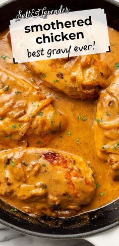 a cast iron skillet with chicken in sauce and text overlay that reads smothered chicken - best gravy ever! Most Popular Dinner Recipes, Easy Smothered Chicken, Smothered Chicken Recipe, Smothered Chicken Recipes, Pork Chops And Gravy, Popular Dinner Recipes, Smothered Chicken, Easy Chicken Breast, Chicken Gravy