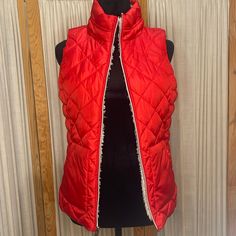 Women Quilted Red Dzzle Vest Vestauthentic America Heritage Size :S Sherpa Lined Puffer Vest Brand New Red Fitted Sleeveless Outerwear, Fitted Red Sleeveless Outerwear, Red Sleeveless Outerwear For Fall, Red Sleeveless Fall Outerwear, Fitted Red Winter Vest, Fitted Red Vest For Winter, Red Fitted Vest For Spring, Fitted Red Vest For Spring, Casual Red Stretch Outerwear