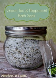 Save on the spa and make this DIY Green Tea and Peppermint Bath Soak at home! It makes a great gift idea too! Diy Green Tea, Diy Kosmetik, Bath Tea, Diy Scrub, Diy Spa, Homemade Bath Products, Homemade Remedies, Diy Body, Bath Soak