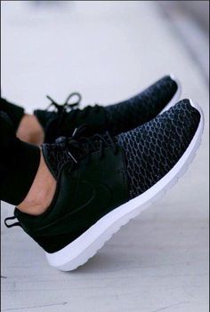 Nike Images, Pink Nike Shoes, Black And White Nikes, Spring Sneakers, Discount Nikes, Nike Roshe Run, Nike Free Shoes, Nike Shoes Outlet, Nike Roshe