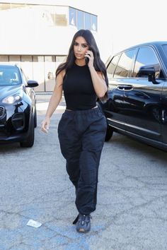 Skims And Sweatpants, Kardashian Sweatpants Outfit, Kim Kardashian Yeezy, Yeezy Outfit Women, Skims Outfit, Kardashian Beauty, Cute Sweatpants Outfit