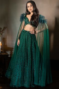 Green Indian Outfit, Emerald Green Lehenga, Lehenga Green, Dress Stitching, Bridesmaid Photoshoot, Sangeet Outfit, Indian Outfits Lehenga, Lehenga Designs Simple