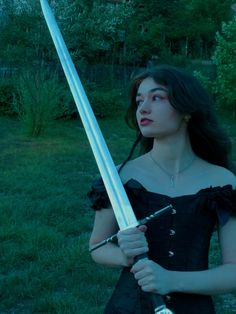 Girl with sword on ig @dragon.s_daughter Swordswoman Reference, Medieval Aesthetic Princesses, Poses With Swords, Woman Holding Knife, Androgynous Photoshoot, Warrior Woman Aesthetic, Women With Swords, Fantasy Poses, Movie Techniques