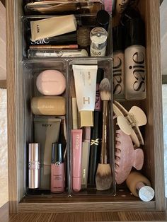 Makeup Bag Essentials, Living In London, Smink Inspiration, Makeup Needs, Dior Fashion, Makeup Obsession, Makeup Items, Makeup Essentials, Pretty Makeup