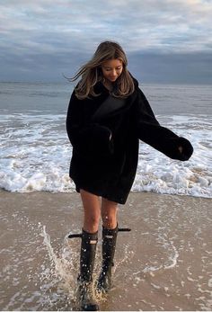 Black Wellies Outfit, Tall Hunter Boots Outfit, Hunter Boots Outfit Fall, Black Rain Boots Outfit, Hunter Rain Boots Outfit, Wellies Outfit, Black Wellies, Rain Boot Outfit