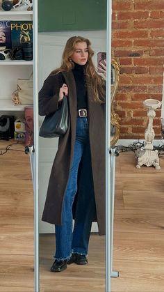 Music Industry Business Outfits, 70s Fashion 2023, Warm Fashion Outfits, Winter 80s Outfits, 90s Supermodel Outfits, Cold Day Outfit For Work, 90s Classy Fashion, How To Dress Rich, 90s New York Fashion