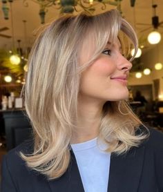 Haircut Collarbone Length, Hairstyles With Wispy Bangs Medium, Flip Up Hairstyles Medium, Short Layered Hair With Highlights, Old Money Haircuts Women Medium, Short Haircut With Wispy Bangs, Graduated Bob Haircuts Medium, Blond Medium Length Hair, Layercut Haircut