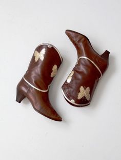 "Here is a pair of vintage Di Fiori Italian leather boots. Buttery-soft chocolate brown leather shapes the western style boots with metallic gold butterfly overlay details. The boots have high wood-stacked heels and leather soles.  CONDITION In good condition with a nice patina to the leather. Small scuff on heel. General wear consistent with age and use.  MARKED SIZE:           38 1/2  Approximate US size:  8 MEASUREMENTS Wall to toe length:   10\"    ...     25.4 cm Width: Butterfly Overlay, Butterfly Boots, Brown Cowgirl Boots, Italian Leather Boots, Leather Butterfly, Brown Cowboy Boots, Black Cowboy Boots, Western Style Boots, Black Cowboy