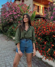 Hot Weather Outfits, Europe Outfits, Elegante Casual, Looks Street Style, Looks Chic, Green Shirt, Summer Fashion Outfits, Mom Outfits, Looks Style