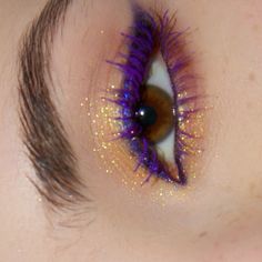 Jewel Toned Makeup, Orange And Purple Eyeshadow, Eyeshadow Inspo Creative, Gold And Purple Makeup, Purple Gold Makeup, Purple Eyeliner Makeup, Purple Eyeliner Looks, Purple And Gold Aesthetic, Purple Eyeliner