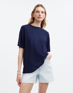 Relaxed T-shirt With Shirttail Hem For Fall, Relaxed Shirttail Hem T-shirt For Fall, Relaxed Fall T-shirt With Shirttail Hem, Oversized Effortless T-shirt For Fall, Effortless Oversized T-shirt For Layering, Oversized Effortless T-shirt With Crew Neck, Oversized Effortless Crew Neck T-shirt, Relaxed Summer T-shirt For Layering, Relaxed Summer Layering T-shirt