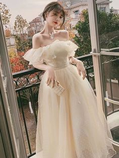 Cream Ball Gown Dress For Prom, Cream Ball Gown For Prom, Elegant Summer Princess Dress For Prom, Summer Wedding Princess Dress Ball Gown, Summer Wedding Ball Gown Princess Dress, White Summer Ball Gown For Party, Cream Tulle Gown For Party, Beige Tulle Gown For Party, Tulle Tea-length Evening Dress For Prom Season