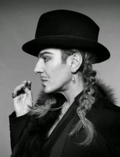 galliano.j Galliano Dior, John Charles, Women Fashion Edgy, Black And White Portraits, John Galliano, Couture Collection, French Fashion, Fashion Company, Urban Fashion